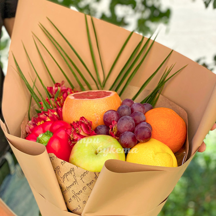 Букет из альстромерий и фруктов (крупный план)