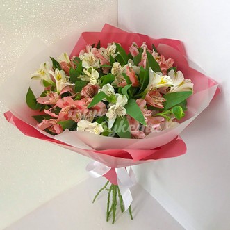 Розовые и белые альстромерии