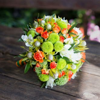 Букет невесты из хризантем и альстромерий «Благословение»