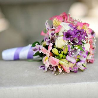 Букет невесты из роз и альстромерий «Мечта невесты»