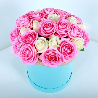 Белые и розовые розы в коробке