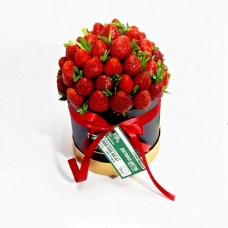 Букет из клубники в шляпной коробке