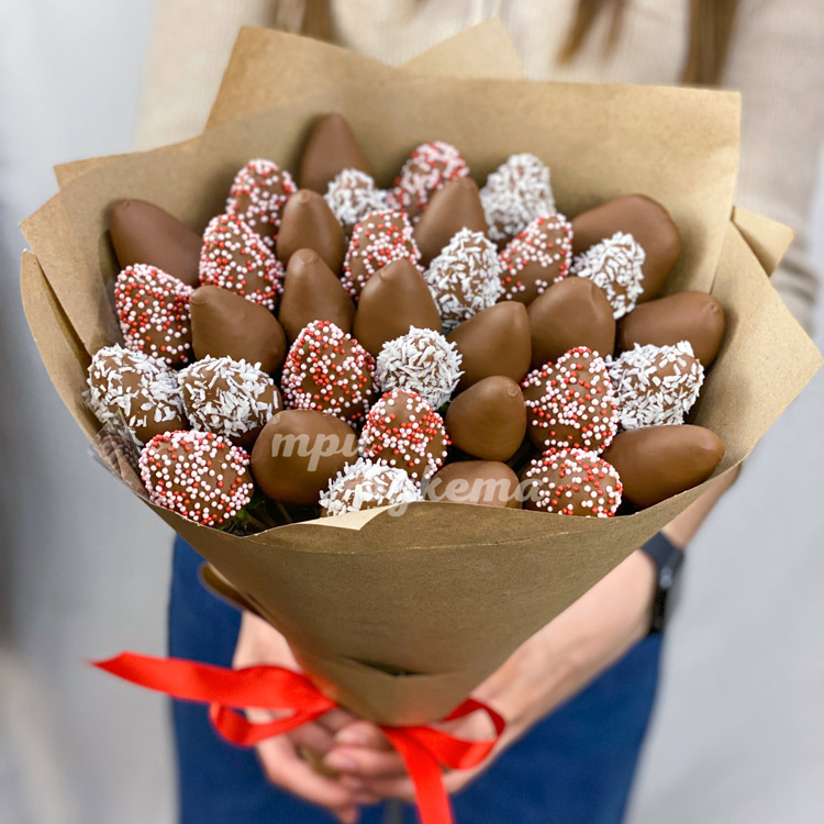 Крафт букет с клубникой в шоколаде (в руках)