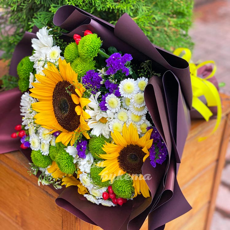 Букет из подсолнухов и хризантем (на клумбе)