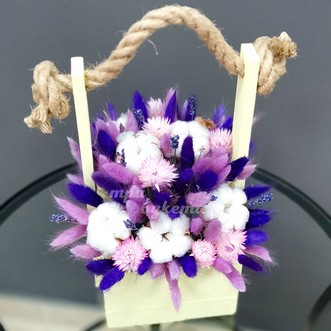 Хлопок и лаванда в деревянном ящике