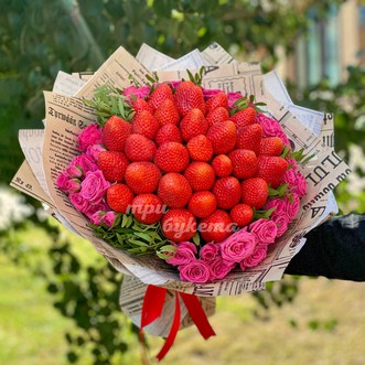 Букет из клубники и кустовых роз