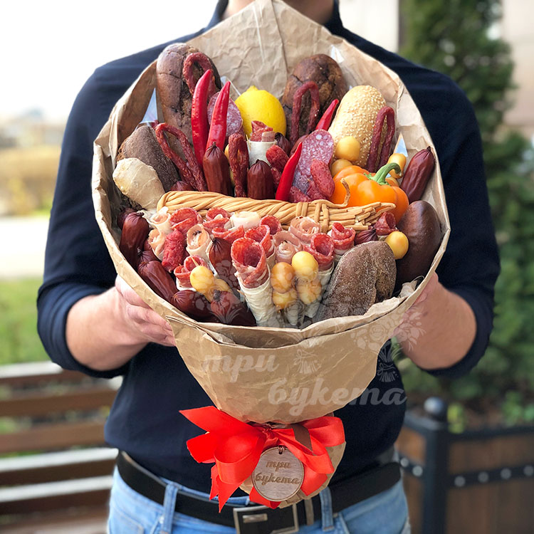 Букет из мясной нарезки и багетов (в руках)