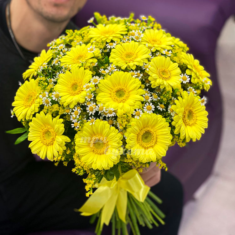 Букет из ромашек и гербер (в руках флориста)