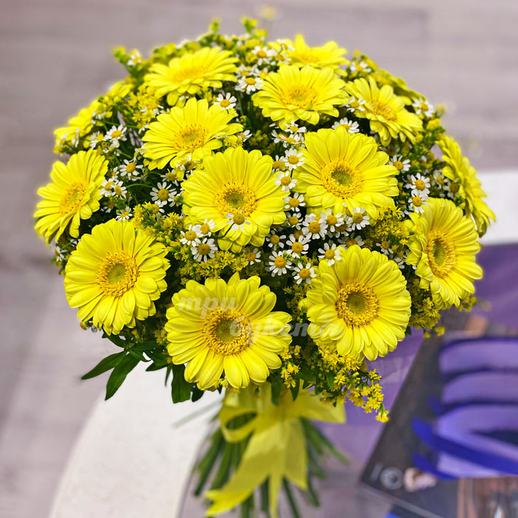 Букет из ромашек и гербер (на столе)