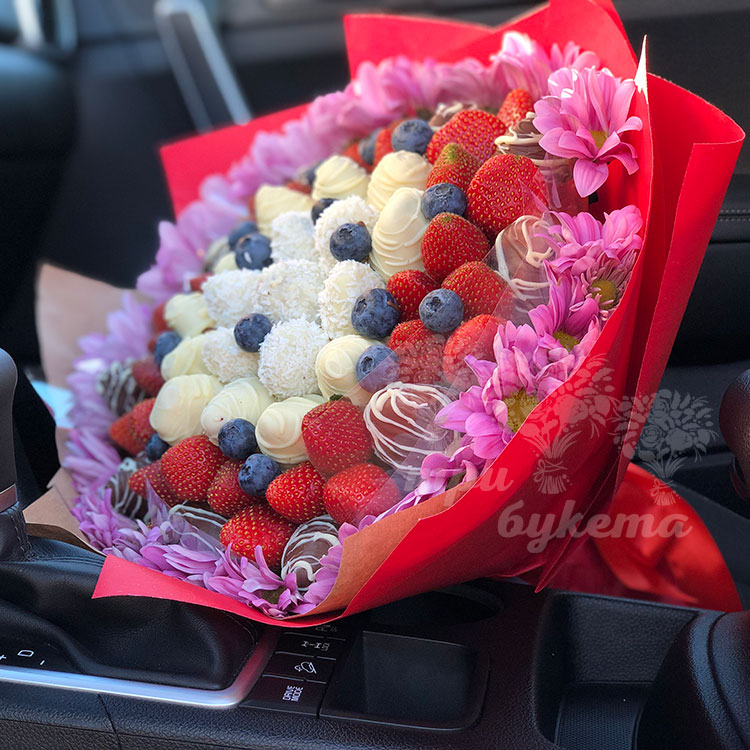 Букет из клубники и голубики (в машине)