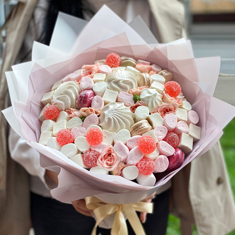 Букет из зефира и кустовых роз (в руках)