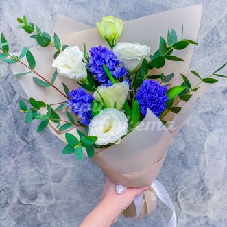 Букет из эустом и гиацинта