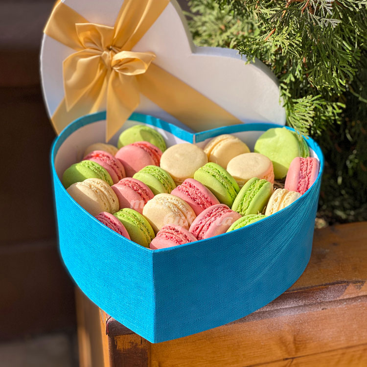 Коробка макарун в виде сердца (на клумбе)