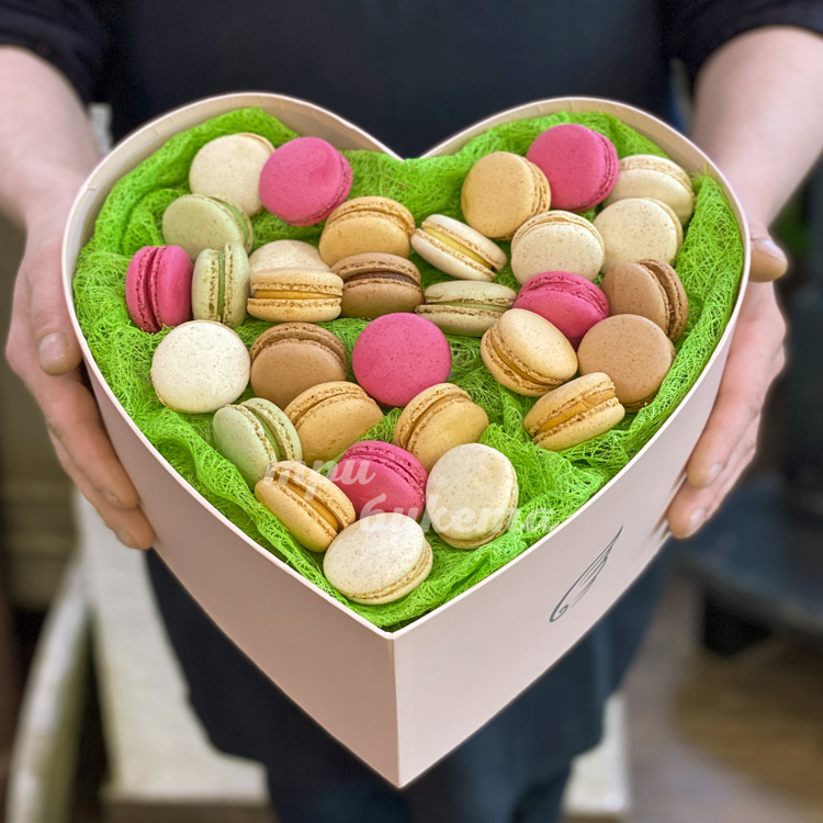 Коробка макарун в виде сердца (вид сверху)