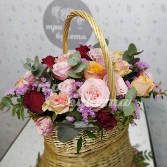 Корзина пионовидных роз и статицы