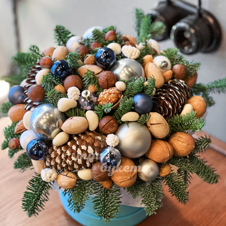 Орешки и шары в новогодней коробке (доп. фото 2)