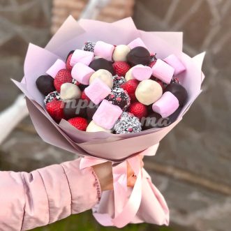 Букет 35 ягод клубники и маршмеллоу