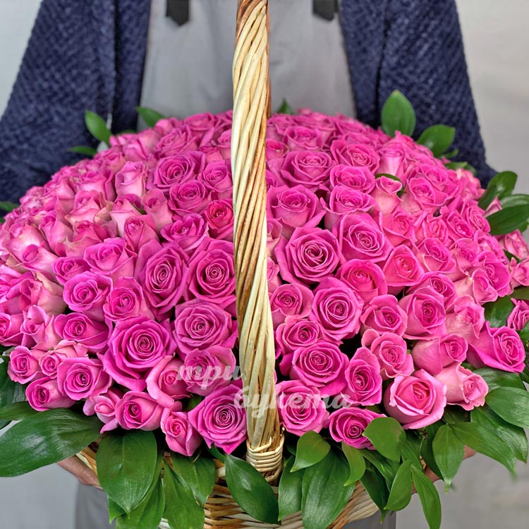 151 розовая роза в большой корзине (крупный план)