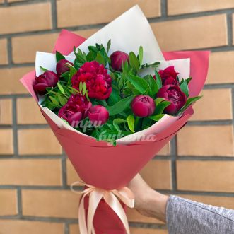 Букет из 9 бордовых пионов