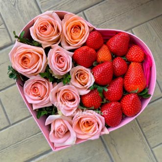 Коробка-сердце с розами и клубникой