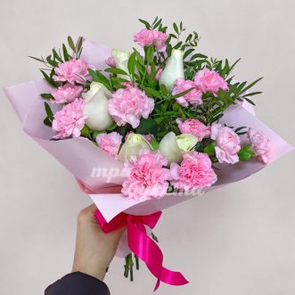 Кустовые гвоздики с розами