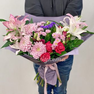 Светло-розовые лилии и хризантемы