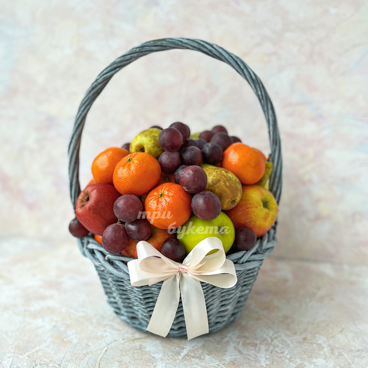 Корзина яблок, груш и цитрусовых