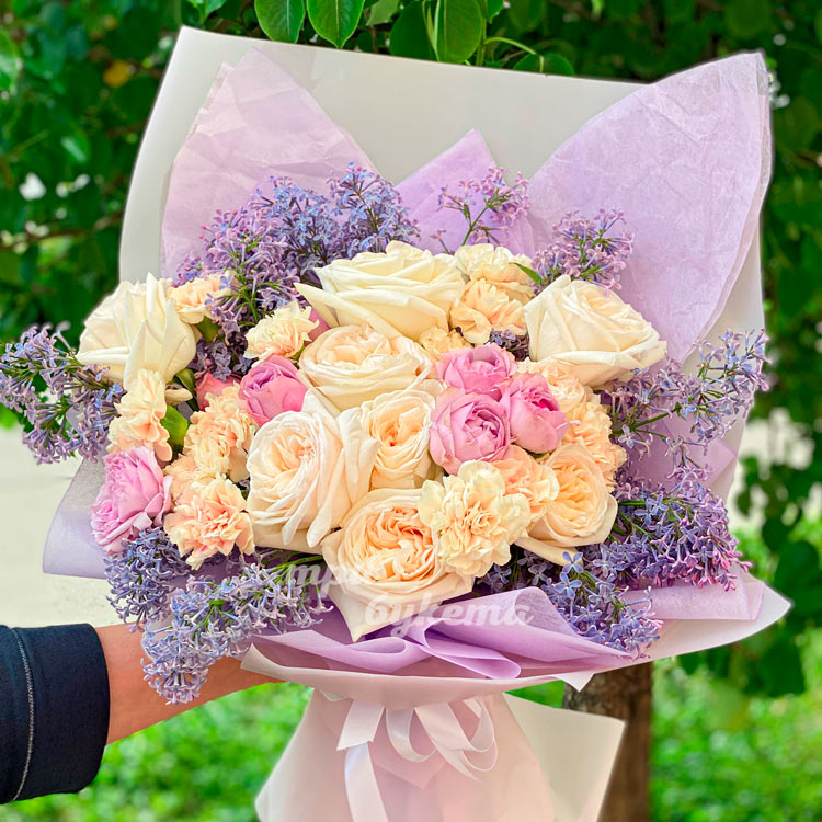 Кремовые розы и гвоздики с сиренью (крупный план)