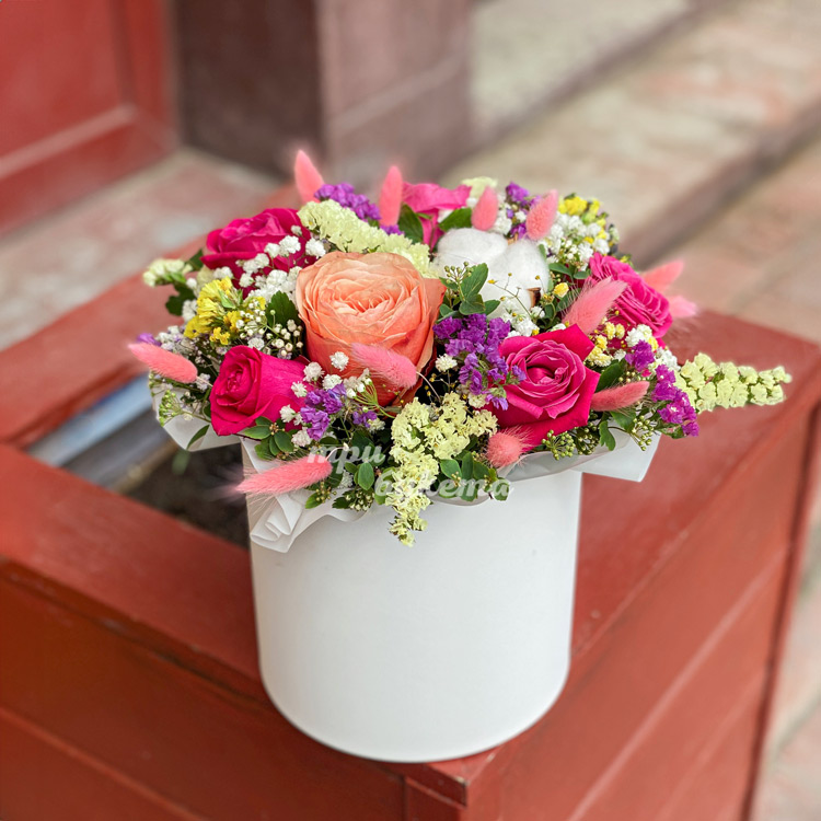 Яркая коробка с розами и статицей