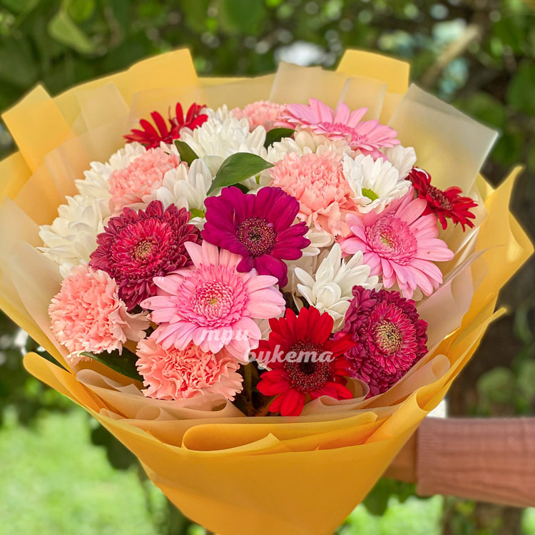 Яркий букет розовых гвоздик и гербер (крупный план)