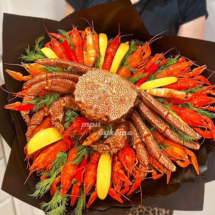 Букет раков с крабом волосатиком (крупный план)
