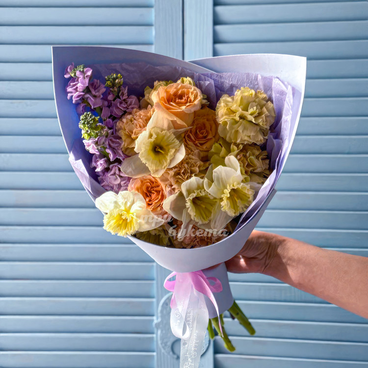 Яркий букет нарциссов и диантусов (вид сверху)