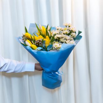 Синий букет из хризантем и тюльпанов Синий букет из хризантем и тюльпанов